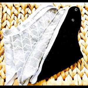 Four gender neutral baby bibs!! Brand: comfy Cubs